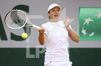 2021-05-29 - Iga Swiatek of Poland during practice ahead of the French Open 2021, a Grand Slam tennis tournament at Roland-Garros stadium on May 29, 2021 in Paris, France - Photo Jean Catuffe / DPPI - ROLAND-GARROS 2021, GRAND SLAM TENNIS TOURNAMENT - INTERNATIONALS - TENNIS