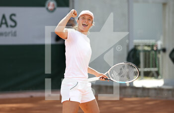 2021-05-29 - Iga Swiatek of Poland celebrates winning a point against Rafael Nadal of Spain - they practice together 20 minutes - ahead of the French Open 2021, a Grand Slam tennis tournament at Roland-Garros stadium on May 29, 2021 in Paris, France - Photo Jean Catuffe / DPPI - ROLAND-GARROS 2021, GRAND SLAM TENNIS TOURNAMENT - INTERNATIONALS - TENNIS