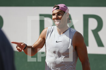 2021-05-29 - Rafael Nadal of Spain jokes with Iga Swiatek of Poland - they practice together 20 minutes - ahead of the French Open 2021, a Grand Slam tennis tournament at Roland-Garros stadium on May 29, 2021 in Paris, France - Photo Jean Catuffe / DPPI - ROLAND-GARROS 2021, GRAND SLAM TENNIS TOURNAMENT - INTERNATIONALS - TENNIS