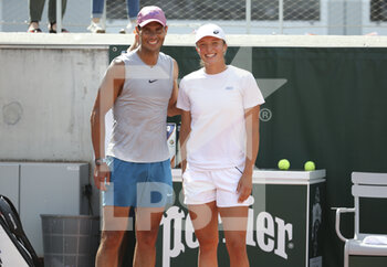 2021-05-29 - Winners of the 2020 French Open Iga Swiatek of Poland and Rafael Nadal of Spain practice together 20 minutes on Court 5 ahead of the French Open 2021, a Grand Slam tennis tournament at Roland-Garros stadium on May 29, 2021 in Paris, France - Photo Jean Catuffe / DPPI - ROLAND-GARROS 2021, GRAND SLAM TENNIS TOURNAMENT - INTERNATIONALS - TENNIS