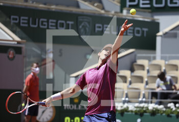 2021-05-30 - Dominic Thiem of Austria during day 1 of the French Open 2021, a Grand Slam tennis tournament on May 30, 2021 at Roland-Garros stadium in Paris, France - Photo Jean Catuffe / DPPI - ROLAND-GARROS 2021, GRAND SLAM TENNIS TOURNAMENT - INTERNATIONALS - TENNIS