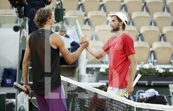 2021-05-30 - Alexander Sascha Zverev of Germany shakes hands with countryman Oscar Otte of Germany after his victory during day 1 of the French Open 2021, a Grand Slam tennis tournament on May 30, 2021 at Roland-Garros stadium in Paris, France - Photo Jean Catuffe / DPPI - ROLAND-GARROS 2021, GRAND SLAM TENNIS TOURNAMENT - INTERNATIONALS - TENNIS