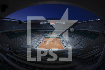2021-05-30 - General view of the Philippe Chatrier central court at night, under curfew and behind closed doors during Roland-Garros 2021, Grand Slam tennis tournament on May 30, 2021 at Roland-Garros stadium in Paris, France - Photo Nicol Knightman / DPPI - ROLAND-GARROS 2021, GRAND SLAM TENNIS TOURNAMENT - INTERNATIONALS - TENNIS