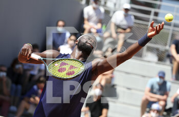 2021-05-31 - Frances Tiafoe of USA during day 2 of the French Open 2021, a Grand Slam tennis tournament on May 31, 2021 at Roland-Garros stadium in Paris, France - Photo Jean Catuffe / DPPI - ROLAND-GARROS 2021, GRAND SLAM TENNIS TOURNAMENT - INTERNATIONALS - TENNIS