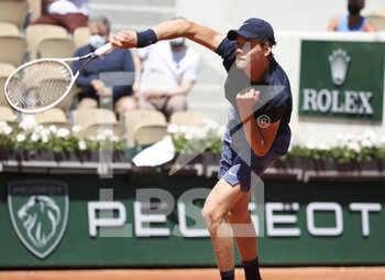 2021-05-31 - Jannik Sinner of Italy during day 2 of the French Open 2021, a Grand Slam tennis tournament on May 31, 2021 at Roland-Garros stadium in Paris, France - Photo Jean Catuffe / DPPI - ROLAND-GARROS 2021, GRAND SLAM TENNIS TOURNAMENT - INTERNATIONALS - TENNIS