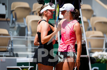 2021-05-31 - Kaja Juvan of Slovenia and Iga Swiatek of Poland embrace after the first round of the Roland-Garros 2021, Grand Slam tennis tournament on May 31, 2021 at Roland-Garros stadium in Paris, France - Photo Rob Prange / Spain DPPI / DPPI - ROLAND-GARROS 2021, GRAND SLAM TENNIS TOURNAMENT - INTERNATIONALS - TENNIS