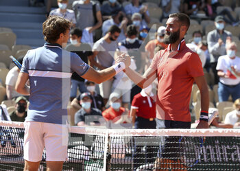 2021-05-31 - Benoit Paire of France shakes hands with Casper Ruud of Norway (left) during day 2 of the French Open 2021, a Grand Slam tennis tournament on May 31, 2021 at Roland-Garros stadium in Paris, France - Photo Jean Catuffe / DPPI - ROLAND-GARROS 2021, GRAND SLAM TENNIS TOURNAMENT - INTERNATIONALS - TENNIS