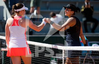2021-05-31 - Tamara Zidansek of Slovenia and Bianca Andreescu of Canada during the first round of the Roland-Garros 2021, Grand Slam tennis tournament on May 31, 2021 at Roland-Garros stadium in Paris, France - Photo Rob Prange / Spain DPPI / DPPI - ROLAND-GARROS 2021, GRAND SLAM TENNIS TOURNAMENT - INTERNATIONALS - TENNIS