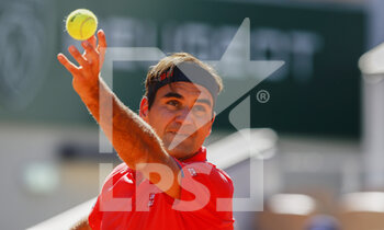 2021-05-31 - Roger Federer of Switzerland during the first round of Roland-Garros 2021, Grand Slam tennis tournament on May 31, 2021 at Roland-Garros stadium in Paris, France - Photo Nicol Knightman / DPPI - ROLAND-GARROS 2021, GRAND SLAM TENNIS TOURNAMENT - INTERNATIONALS - TENNIS