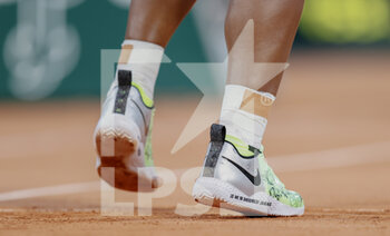 2021-05-31 - Serena Williams of the United States, Nike shoes with special "i will never stop" written in French during the first round of Roland-Garros 2021, Grand Slam tennis tournament on May 31, 2021 at Roland-Garros stadium in Paris, France - Photo Nicol Knightman / DPPI - ROLAND-GARROS 2021, GRAND SLAM TENNIS TOURNAMENT - INTERNATIONALS - TENNIS