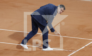 2021-05-31 - Chair Empire showing the mark of the ball on clay during Roland-Garros 2021, Grand Slam tennis tournament on May 31, 2021 at Roland-Garros stadium in Paris, France - Photo Nicol Knightman / DPPI - ROLAND-GARROS 2021, GRAND SLAM TENNIS TOURNAMENT - INTERNATIONALS - TENNIS