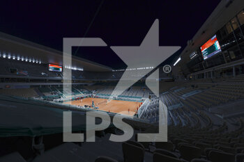 2021-05-31 - General view of the Philippe Chatrier central court at night session during Roland-Garros 2021, Grand Slam tennis tournament on May 31, 2021 at Roland-Garros stadium in Paris, France - Photo Nicol Knightman / DPPI - ROLAND-GARROS 2021, GRAND SLAM TENNIS TOURNAMENT - INTERNATIONALS - TENNIS