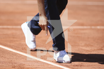 2021-06-01 - An umpire showing a mark on the clay court during day 3 of the French Open 2021, a Grand Slam tennis tournament on June 1, 2021 at Roland-Garros stadium in Paris, France - Photo Jean Catuffe / DPPI - ROLAND-GARROS 2021, GRAND SLAM TENNIS TOURNAMENT - INTERNATIONALS - TENNIS
