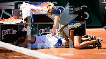 2021-06-01 - Ashleigh Barty of Australia takes a medical time during the first round of the Roland-Garros 2021, Grand Slam tennis tournament on June 1, 2021 at Roland-Garros stadium in Paris, France - Photo Rob Prange / Spain DPPI / DPPI - ROLAND-GARROS 2021, GRAND SLAM TENNIS TOURNAMENT - INTERNATIONALS - TENNIS