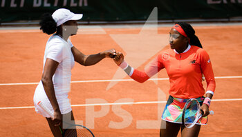 2021-06-02 - Venus Williams and Cori Gauff of the United States in action during their first round doubles match at the Roland-Garros 2021, Grand Slam tennis tournament on June 2, 2021 at Roland-Garros stadium in Paris, France - Photo Rob Prange / Spain DPPI / DPPI - ROLAND-GARROS 2021, GRAND SLAM TENNIS TOURNAMENT - INTERNATIONALS - TENNIS