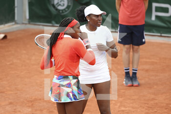 2021-06-02 - Cori Coco Gauff of USA, Venus Williams of USA during day 4 of the French Open 2021, Grand Slam tennis tournament on June 2, 2021 at Roland-Garros stadium in Paris, France - Photo Jean Catuffe / DPPI - ROLAND-GARROS 2021, GRAND SLAM TENNIS TOURNAMENT - INTERNATIONALS - TENNIS