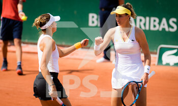 2021-06-02 - Magda Linette of Poland and Bernarda Pera of the United States in action during her doubles match at the Roland-Garros 2021, Grand Slam tennis tournament on June 2, 2021 at Roland-Garros stadium in Paris, France - Photo Rob Prange / Spain DPPI / DPPI - ROLAND-GARROS 2021, GRAND SLAM TENNIS TOURNAMENT - INTERNATIONALS - TENNIS