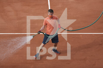 2021-06-02 - Clay court being watered during day 4 of the French Open 2021, Grand Slam tennis tournament on June 2, 2021 at Roland-Garros stadium in Paris, France - Photo Jean Catuffe / DPPI - ROLAND-GARROS 2021, GRAND SLAM TENNIS TOURNAMENT - INTERNATIONALS - TENNIS