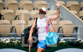 2021-06-03 - Ashleigh Barty of Australia walks off the court after her being forced to retire with injury from her second-round match at the Roland-Garros 2021, Grand Slam tennis tournament on June 3, 2021 at Roland-Garros stadium in Paris, France - Photo Rob Prange / Spain DPPI / DPPI - ROLAND-GARROS 2021, GRAND SLAM TENNIS TOURNAMENT - INTERNATIONALS - TENNIS