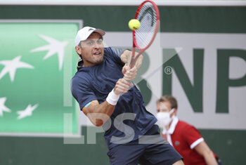 2021-06-03 - Aslan Karatsev of Russia during day 5 of the French Open 2021, Grand Slam tennis tournament on June 3, 2021 at Roland-Garros stadium in Paris, France - Photo Jean Catuffe / DPPI - ROLAND-GARROS 2021, GRAND SLAM TENNIS TOURNAMENT - INTERNATIONALS - TENNIS