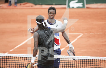 2021-06-03 - Gael Monfils of France hugs Mikael Ymer of Sweden after his second round defeat during day 5 of the French Open 2021, Grand Slam tennis tournament on June 3, 2021 at Roland-Garros stadium in Paris, France - Photo Jean Catuffe / DPPI - ROLAND-GARROS 2021, GRAND SLAM TENNIS TOURNAMENT - INTERNATIONALS - TENNIS