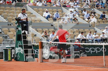 2021-06-03 - Roger Federer of Switzerland argues with the chair empire during the Roland-Garros 2021, Grand Slam tennis tournament on June 3, 2021 at Roland-Garros stadium in Paris, France - Photo Nicol Knightman / DPPI - ROLAND-GARROS 2021, GRAND SLAM TENNIS TOURNAMENT - INTERNATIONALS - TENNIS