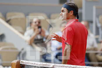 2021-06-03 - Roger Federer of Switzerland argues with the chair empire during the Roland-Garros 2021, Grand Slam tennis tournament on June 3, 2021 at Roland-Garros stadium in Paris, France - Photo Nicol Knightman / DPPI - ROLAND-GARROS 2021, GRAND SLAM TENNIS TOURNAMENT - INTERNATIONALS - TENNIS