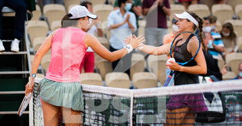 2021-06-03 - Iga Swiatek of Poland and Rebecca Peterson of Sweden at the net after their second-round match at the Roland-Garros 2021, Grand Slam tennis tournament on June 3, 2021 at Roland-Garros stadium in Paris, France - Photo Rob Prange / Spain DPPI / DPPI - ROLAND-GARROS 2021, GRAND SLAM TENNIS TOURNAMENT - INTERNATIONALS - TENNIS