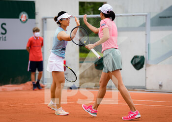 2021-06-04 - Shuai Zhang and Yifan Xu of China in action during the second doubles round of the Roland-Garros 2021, Grand Slam tennis tournament on June 4, 2021 at Roland-Garros stadium in Paris, France - Photo Rob Prange / Spain DPPI / DPPI - ROLAND-GARROS 2021, GRAND SLAM TENNIS TOURNAMENT - INTERNATIONALS - TENNIS