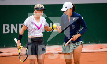 2021-06-04 - Iga Swiatek of Poland and Bethanie Mattek-Sands of the United States playing doubles at the Roland-Garros 2021, Grand Slam tennis tournament on June 4, 2021 at Roland-Garros stadium in Paris, France - Photo Rob Prange / Spain DPPI / DPPI - ROLAND-GARROS 2021, GRAND SLAM TENNIS TOURNAMENT - INTERNATIONALS - TENNIS