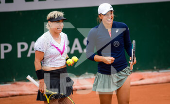 2021-06-04 - Iga Swiatek of Poland and Bethanie Mattek-Sands of the United States playing doubles at the Roland-Garros 2021, Grand Slam tennis tournament on June 4, 2021 at Roland-Garros stadium in Paris, France - Photo Rob Prange / Spain DPPI / DPPI - ROLAND-GARROS 2021, GRAND SLAM TENNIS TOURNAMENT - INTERNATIONALS - TENNIS