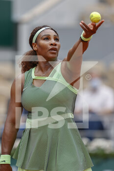 2021-06-04 - Serena Williams of the United States during the Roland-Garros 2021, Grand Slam tennis tournament on June 4, 2021 at Roland-Garros stadium in Paris, France - Photo Nicol Knightman / DPPI - ROLAND-GARROS 2021, GRAND SLAM TENNIS TOURNAMENT - INTERNATIONALS - TENNIS