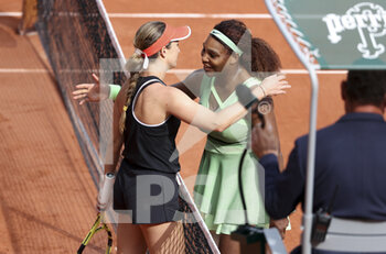2021-06-04 - Danielle Collins of USA hugs Serena Williams of USA after their third round match during day 6 of the French Open 2021, Grand Slam tennis tournament on June 4, 2021 at Roland-Garros stadium in Paris, France - Photo Jean Catuffe / DPPI - ROLAND-GARROS 2021, GRAND SLAM TENNIS TOURNAMENT - INTERNATIONALS - TENNIS