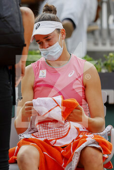 2021-06-05 - Jennifer Brady of the United States crying the medical time out during the Roland-Garros 2021, Grand Slam tennis tournament on June 5, 2021 at Roland-Garros stadium in Paris, France - Photo Nicol Knightman / DPPI - ROLAND-GARROS 2021, GRAND SLAM TENNIS TOURNAMENT - INTERNATIONALS - TENNIS