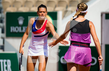 2021-06-06 - Chloe Paquet and Clara Burel of France in action during the third round of doubles at the Roland-Garros 2021, Grand Slam tennis tournament on June 6, 2021 at Roland-Garros stadium in Paris, France - Photo Rob Prange / Spain DPPI / DPPI - ROLAND-GARROS 2021, GRAND SLAM TENNIS TOURNAMENT - INTERNATIONALS - TENNIS