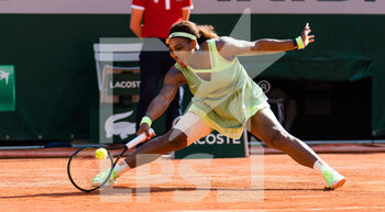 2021-06-06 - Serena Williams of the United States in action during the fourth round of the Roland-Garros 2021, Grand Slam tennis tournament on June 6, 2021 at Roland-Garros stadium in Paris, France - Photo Rob Prange / Spain DPPI / DPPI - ROLAND-GARROS 2021, GRAND SLAM TENNIS TOURNAMENT - INTERNATIONALS - TENNIS