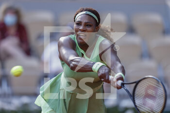 2021-06-06 - Serena Williams of the United States in action during the fourth round of the Roland-Garros 2021, Grand Slam tennis tournament on June 6, 2021 at Roland-Garros stadium in Paris, France - Photo Nicol Knightman / DPPI - ROLAND-GARROS 2021, GRAND SLAM TENNIS TOURNAMENT - INTERNATIONALS - TENNIS