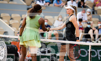 2021-06-06 - Serena Williams of the United States and Elena Rybakina of Kazakhstan at the net after the fourth round of the Roland-Garros 2021, Grand Slam tennis tournament on June 6, 2021 at Roland-Garros stadium in Paris, France - Photo Rob Prange / Spain DPPI / DPPI - ROLAND-GARROS 2021, GRAND SLAM TENNIS TOURNAMENT - INTERNATIONALS - TENNIS