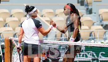 2021-06-07 - Ons Jabeur of Tunisia and Cori Gauff of the United States in action during the fourth round of the Roland-Garros 2021, Grand Slam tennis tournament on June 7, 2021 at Roland-Garros stadium in Paris, France - Photo Rob Prange / Spain DPPI / DPPI - ROLAND-GARROS 2021, GRAND SLAM TENNIS TOURNAMENT - INTERNATIONALS - TENNIS