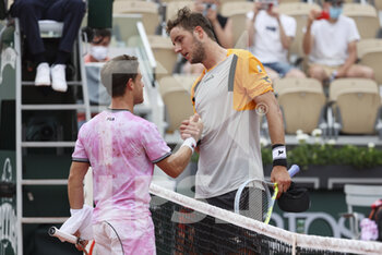 2021-06-07 - Diego Schwartzman of Argentina shakes hands with Jan-Lennard Struff of Germany after his victory during day 9 of the French Open 2021, Grand Slam tennis tournament on June 7, 2021 at Roland-Garros stadium in Paris, France - Photo Jean Catuffe / DPPI - ROLAND-GARROS 2021, GRAND SLAM TENNIS TOURNAMENT - INTERNATIONALS - TENNIS