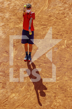 2021-06-07 - Illustration ball boy during the Roland-Garros 2021, Grand Slam tennis tournament on June 7, 2021 at Roland-Garros stadium in Paris, France - Photo Nicol Knightman / DPPI - ROLAND-GARROS 2021, GRAND SLAM TENNIS TOURNAMENT - INTERNATIONALS - TENNIS