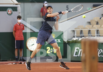 2021-06-07 - Jannik Sinner of Italy during day 9 of the French Open 2021, Grand Slam tennis tournament on June 7, 2021 at Roland-Garros stadium in Paris, France - Photo Jean Catuffe / DPPI - ROLAND-GARROS 2021, GRAND SLAM TENNIS TOURNAMENT - INTERNATIONALS - TENNIS