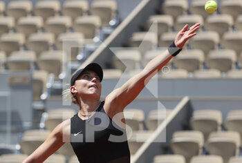 2021-06-08 - Paula Badosa of Spain during day 9 of the French Open 2021, Grand Slam tennis tournament on June 7, 2021 at Roland-Garros stadium in Paris, France - Photo Jean Catuffe / DPPI - FRENCH OPEN 2021, GRAND SLAM TENNIS TOURNAMENT - INTERNATIONALS - TENNIS