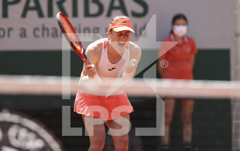 2021-06-08 - Tamara Zidansek of Slovenia celebrates her quarter-final victory during day 9 of the French Open 2021, Grand Slam tennis tournament on June 7, 2021 at Roland-Garros stadium in Paris, France - Photo Jean Catuffe / DPPI - FRENCH OPEN 2021, GRAND SLAM TENNIS TOURNAMENT - INTERNATIONALS - TENNIS