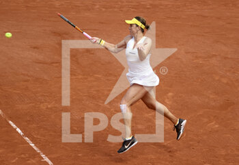 2021-06-08 - Anastasia Pavlyuchenkova of Russia during day 10 of the French Open 2021, Grand Slam tennis tournament on June 8, 2021 at Roland-Garros stadium in Paris, France - Photo Jean Catuffe / DPPI - FRENCH OPEN 2021, GRAND SLAM TENNIS TOURNAMENT - INTERNATIONALS - TENNIS