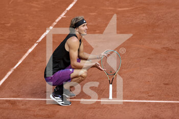 2021-06-08 - Alexander Zverev of Germany argues with the umpire on a mark during day 10 of the French Open 2021, Grand Slam tennis tournament on June 8, 2021 at Roland-Garros stadium in Paris, France - Photo Jean Catuffe / DPPI - FRENCH OPEN 2021, GRAND SLAM TENNIS TOURNAMENT - INTERNATIONALS - TENNIS