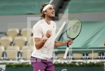2021-06-08 - Stefanos Tsitsipas of Greece celebrates his quarter-final victory during day 10 of the French Open 2021, Grand Slam tennis tournament on June 8, 2021 at Roland-Garros stadium in Paris, France - Photo Jean Catuffe / DPPI - FRENCH OPEN 2021, GRAND SLAM TENNIS TOURNAMENT - INTERNATIONALS - TENNIS