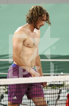 2021-06-08 - Shirtless Stefanos Tsitsipas of Greece following his quarter-final victory during day 10 of the French Open 2021, Grand Slam tennis tournament on June 8, 2021 at Roland-Garros stadium in Paris, France - Photo Jean Catuffe / DPPI - FRENCH OPEN 2021, GRAND SLAM TENNIS TOURNAMENT - INTERNATIONALS - TENNIS