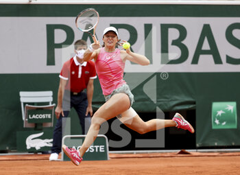 2021-06-09 - Iga Swiatek of Poland during day 11 of the French Open 2021, Grand Slam tennis tournament on June 9, 2021 at Roland-Garros stadium in Paris, France - Photo Jean Catuffe / DPPI - ROLAND-GARROS 2021, GRAND SLAM TENNIS TOURNAMENT - INTERNATIONALS - TENNIS