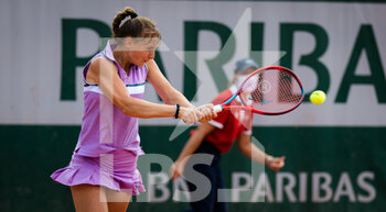 2021-06-09 - Mara Guth of Germany in action in the Juniors competition at the Roland-Garros 2021, Grand Slam tennis tournament on June 9, 2021 at Roland-Garros stadium in Paris, France - Photo Rob Prange / Spain DPPI / DPPI - ROLAND-GARROS 2021, GRAND SLAM TENNIS TOURNAMENT - INTERNATIONALS - TENNIS